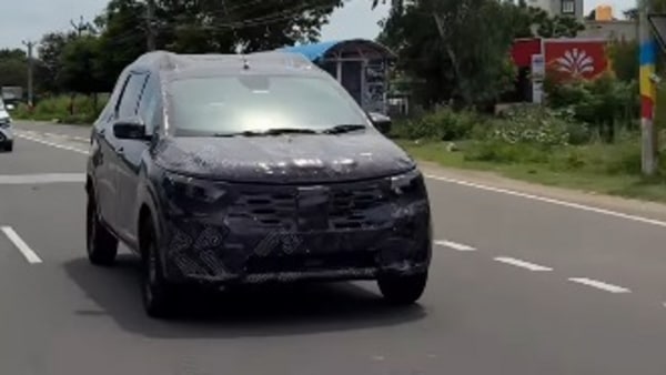 تماشا کنید: آزمایش خالدار نیسان MPV در استتار. چه انتظاری…