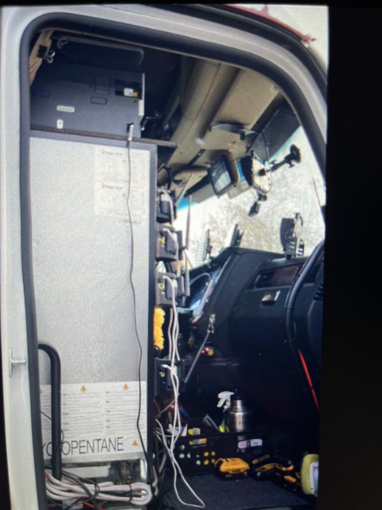 تصویر یخچال و چاپگر در کابین یک کامیون