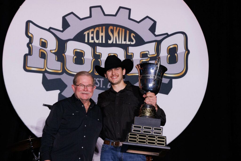 تصویر Rusty Rush با قهرمان Dom McConnell