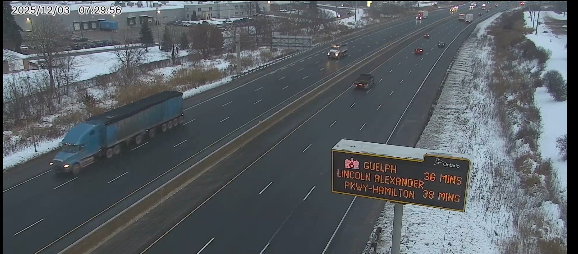 پلیس راننده کامیون را در بزرگراه متهم کرد. 401 ضربه و فرار که منجر به کشته شدن راننده کامیون یدک کش شد