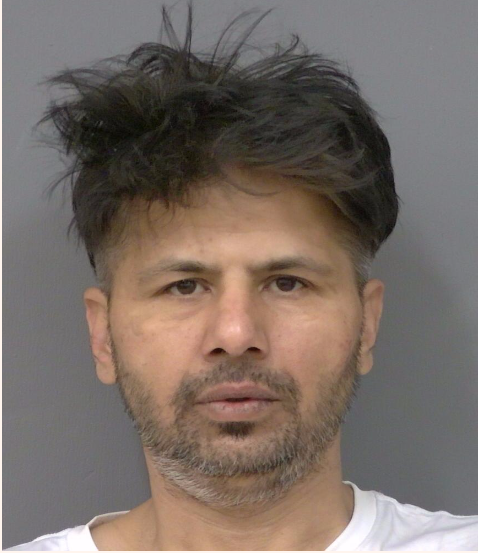 راننده تعلیق شده متهم به سرقت کامیون و کوبیدن خودروی گشت در حین دستگیری است.