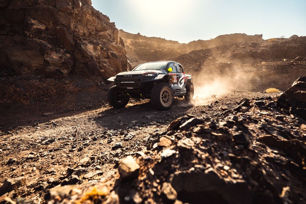 فورد تسلط دارد در حالی که میچ گاتری در کل پیشتاز است